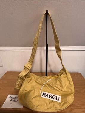 NWT Baggu Medium Crescent Butter